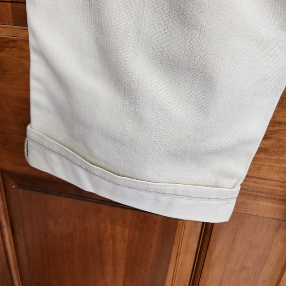 Baccini Cream Capri Pants with cuffed hem and stitch design pockets. Size 10 - Picture 4 of 5